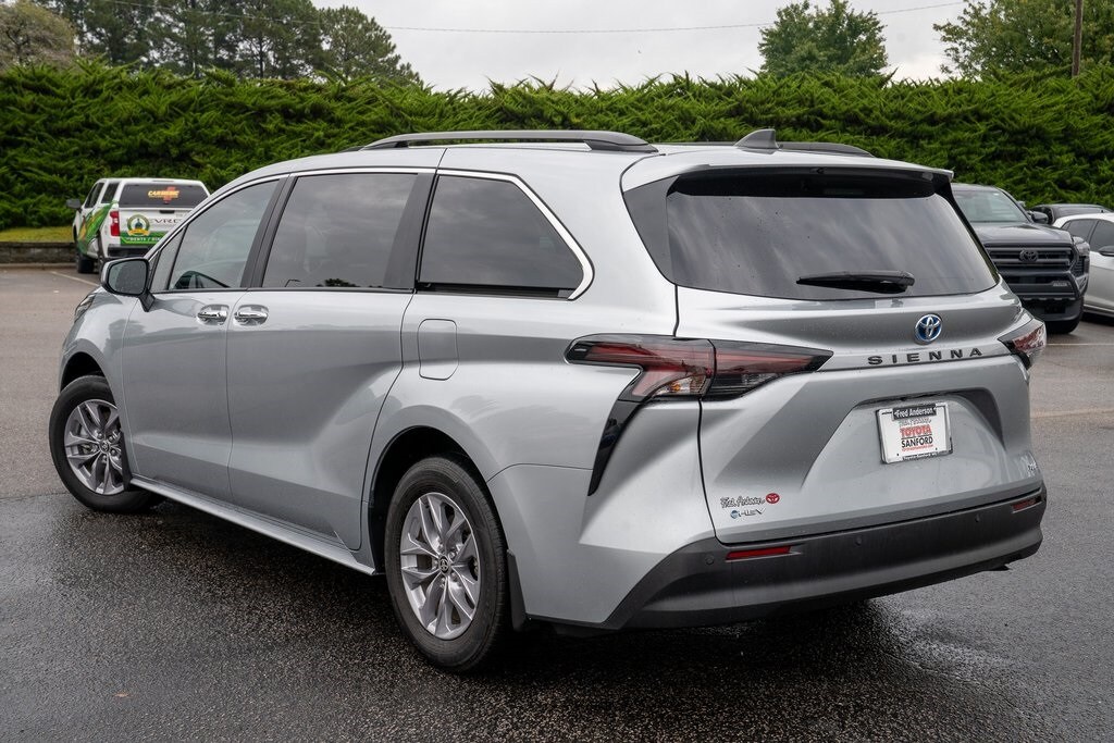 2025 Toyota Sienna XLE photo 4