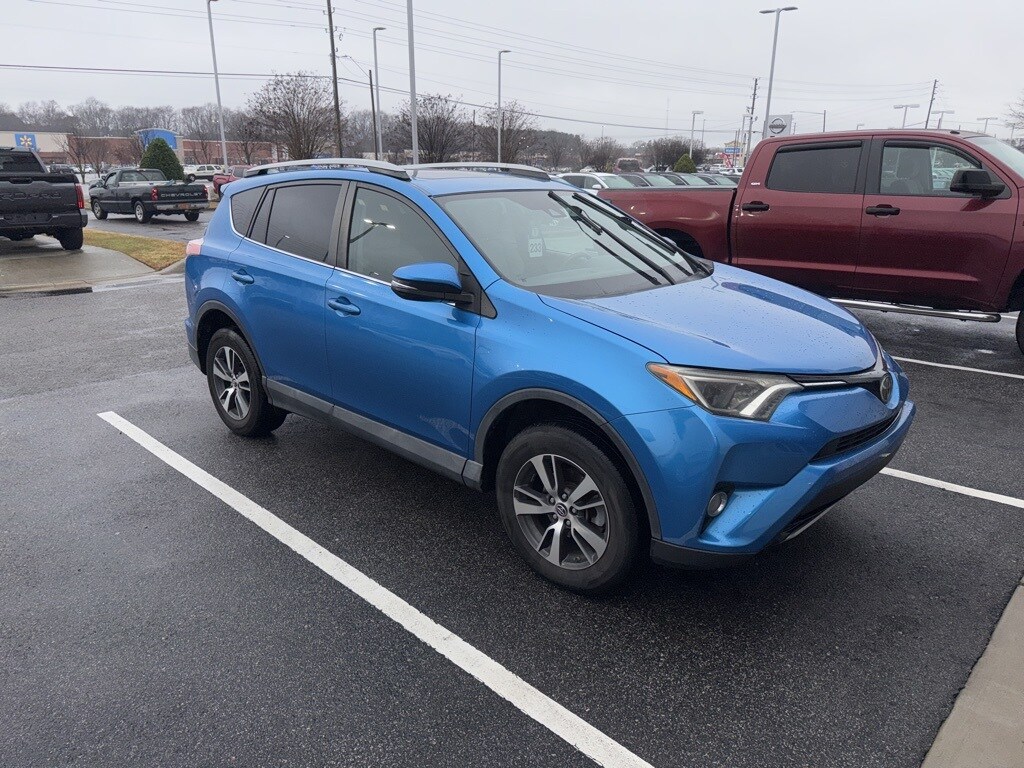 2017 Toyota RAV4 XLE photo 3