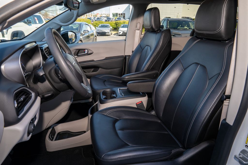 2024 Chrysler Pacifica Touring L - Photo 12