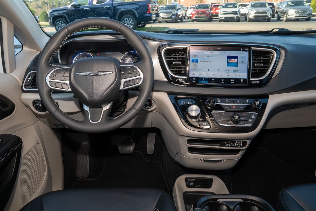 2024 Chrysler Pacifica Touring L - Photo 10