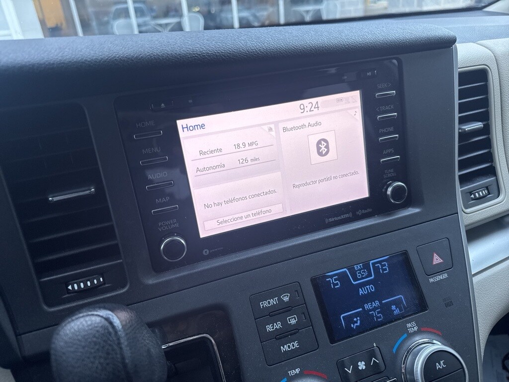 2020 Toyota Sienna LE photo 3