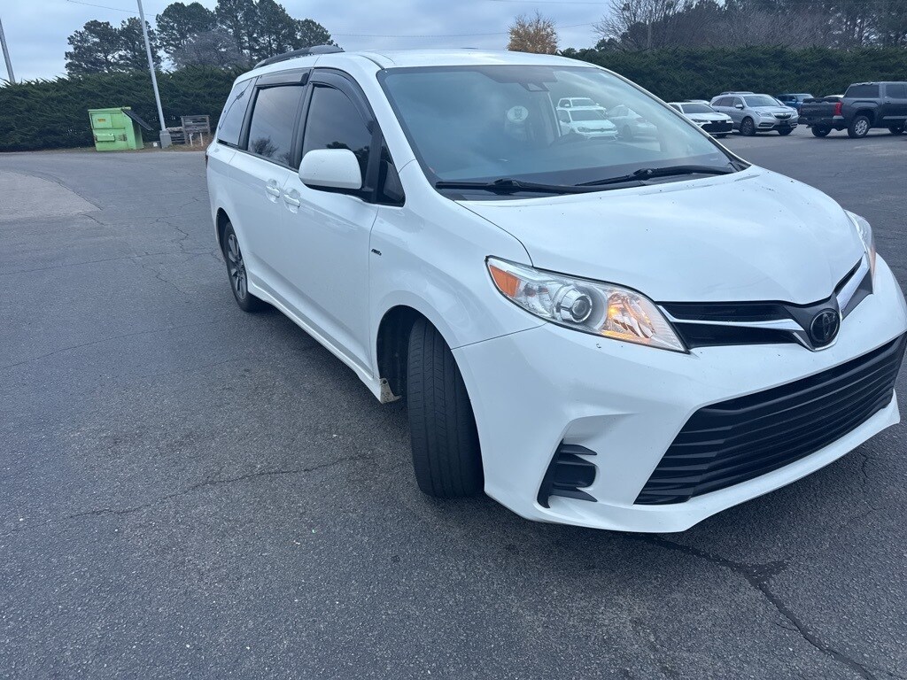 2020 Toyota Sienna LE photo 2