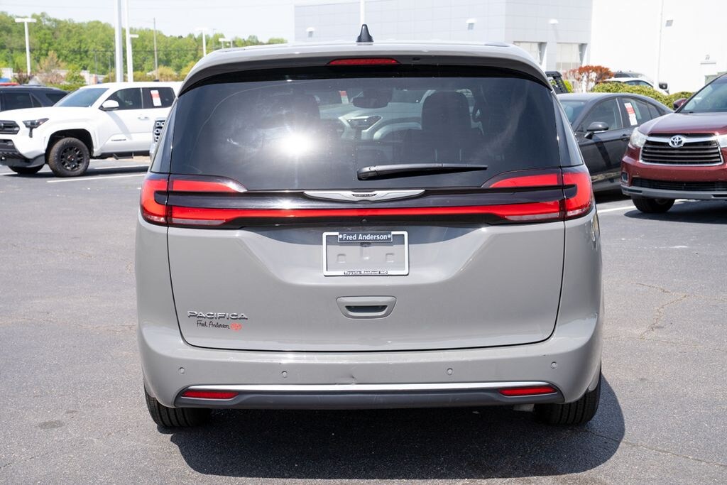 Used 2025 Chrysler Pacifica Select Van Passenger Van