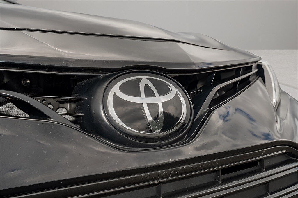 2023 Toyota Camry LE photo 3