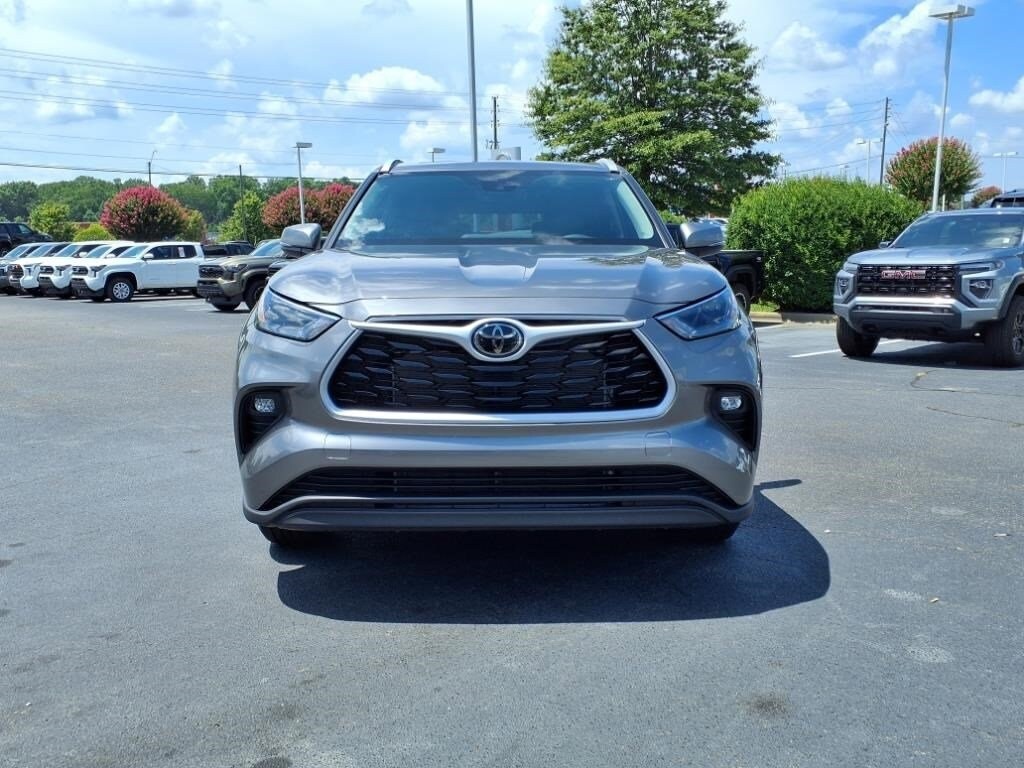 2025 Toyota Highlander XLE photo 2