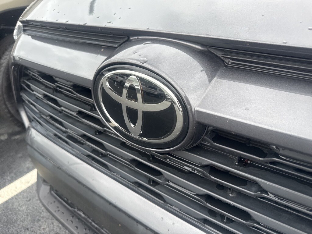 2023 Toyota RAV4 XLE photo 4