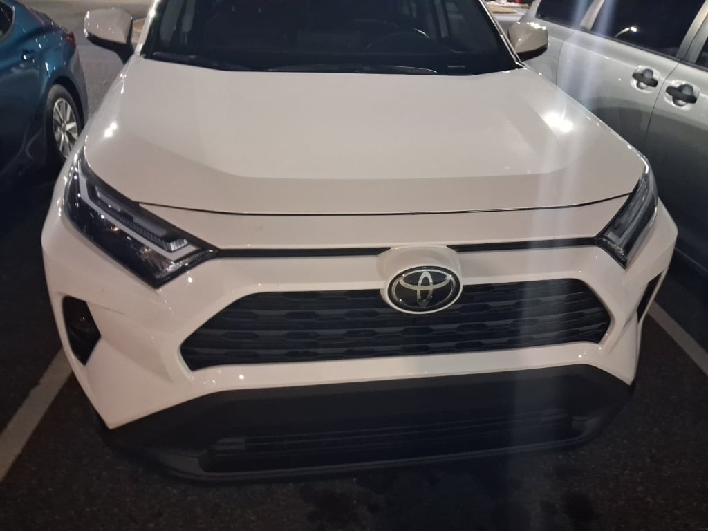 2024 Toyota RAV4 XLE's photo