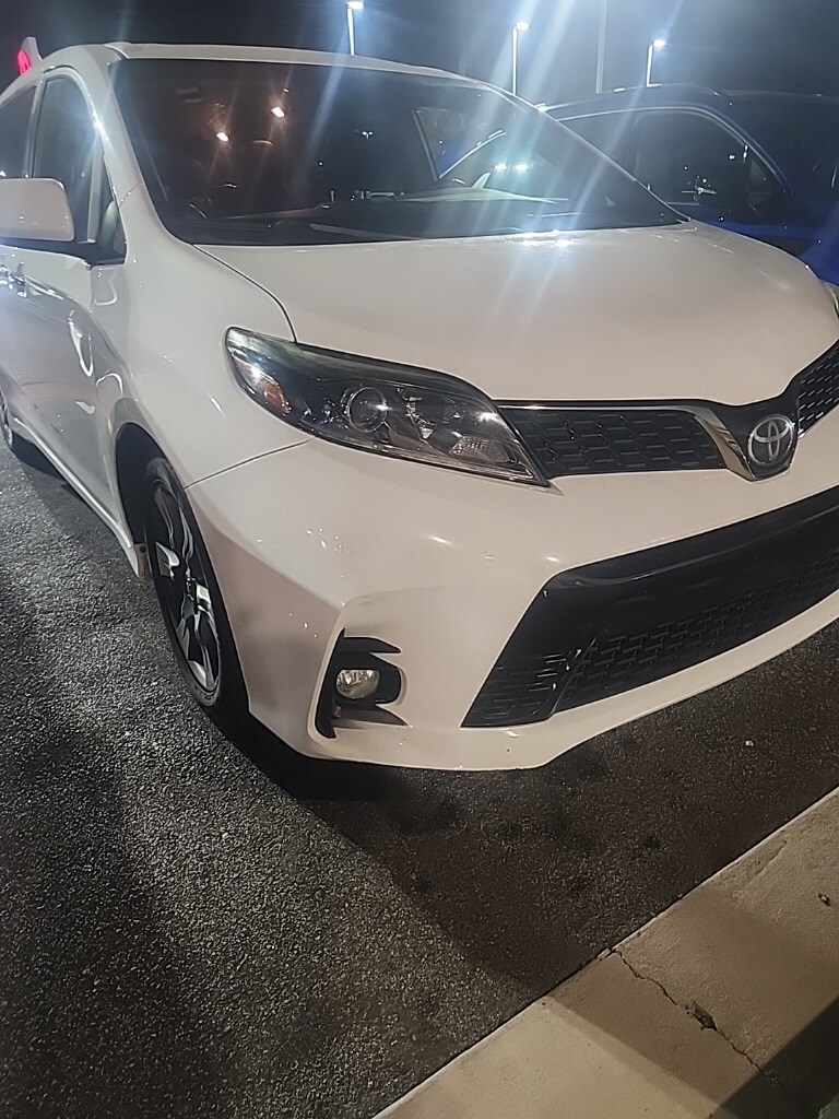 2019 Toyota Sienna SE photo 2