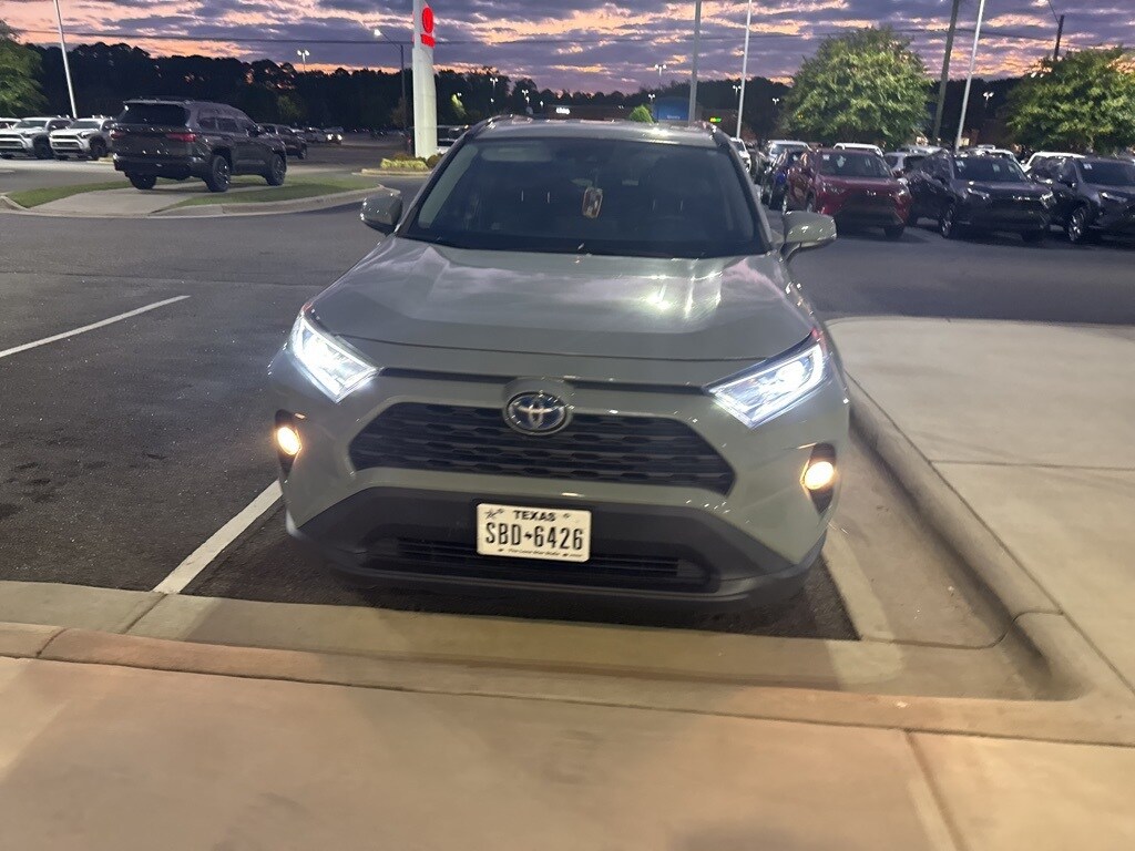 2021 Toyota RAV4 Hybrid XLE photo 2