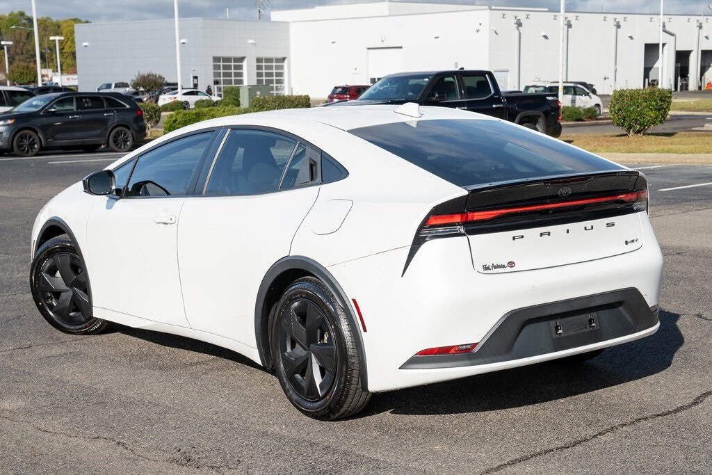 2023 Toyota Prius LE photo 3