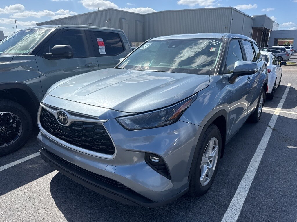 2023 Toyota Highlander L photo 3