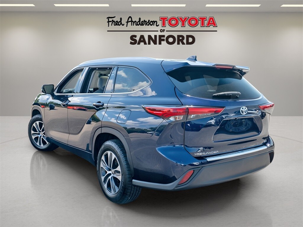 2021 Toyota Highlander XLE photo 2