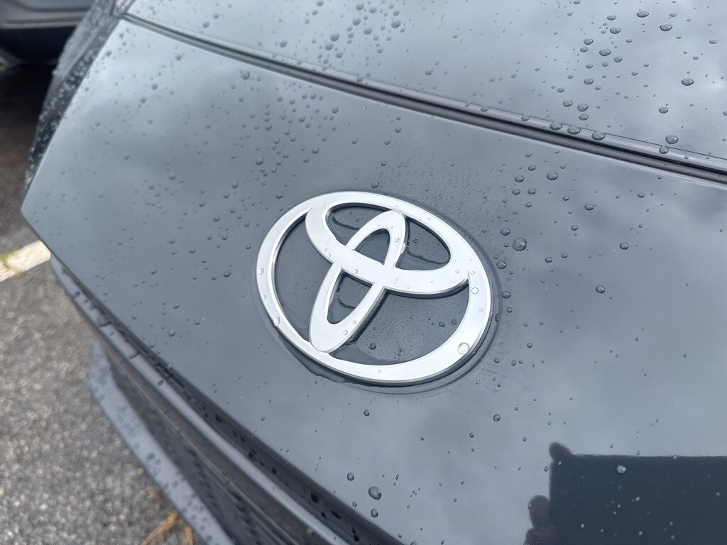 2025 Toyota Camry SE photo 4