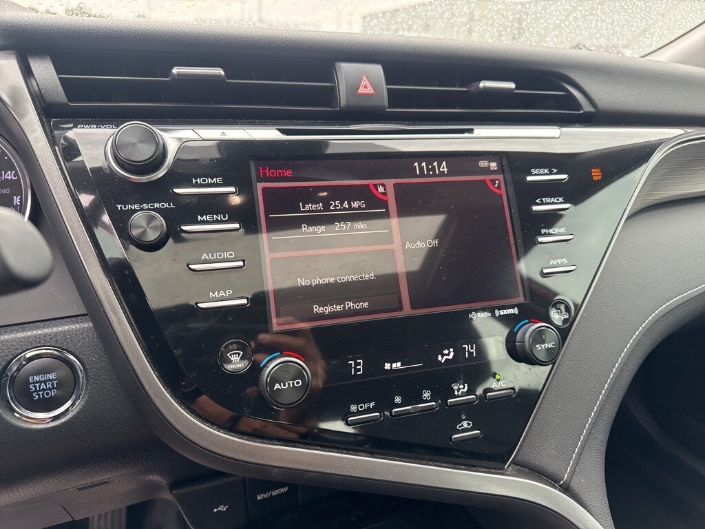 2020 Toyota Camry SE photo 3