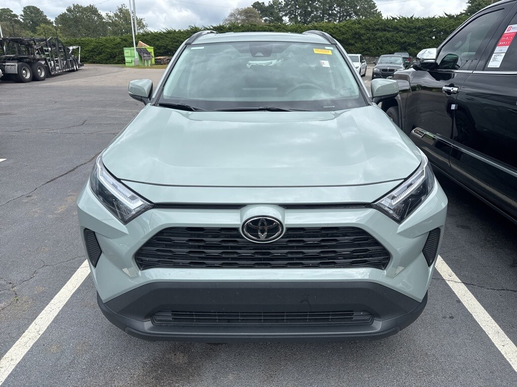 2022 Toyota RAV4 XLE photo 2