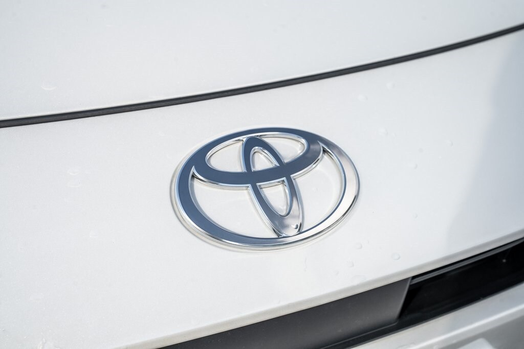 2023 Toyota Prius LE photo 2