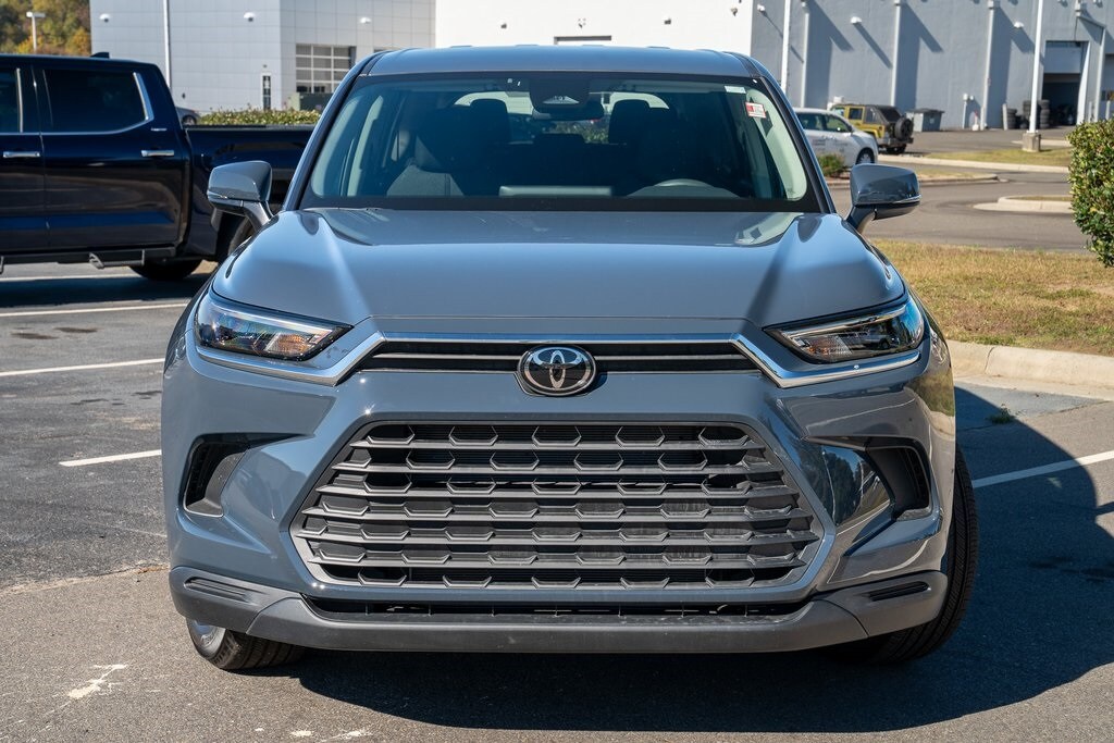 2025 Toyota Grand Highlander LE photo 2