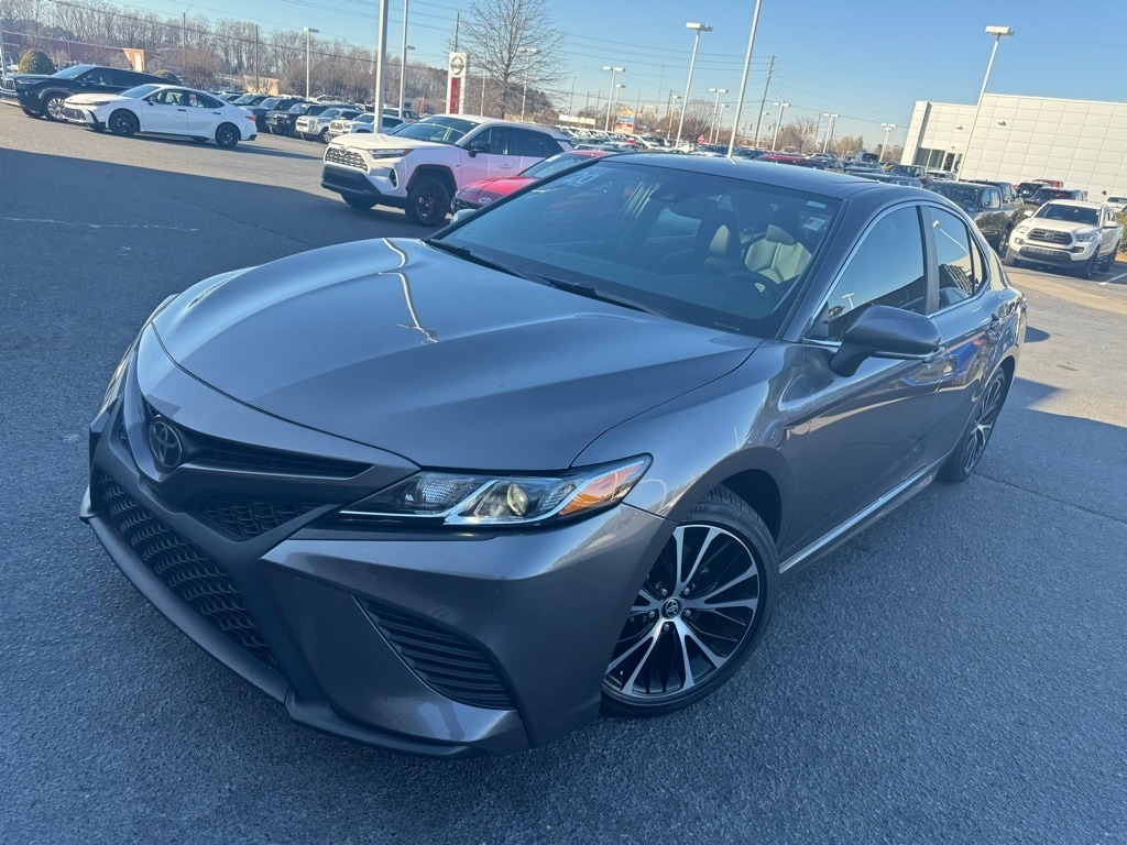2020 Toyota Camry SE's photo