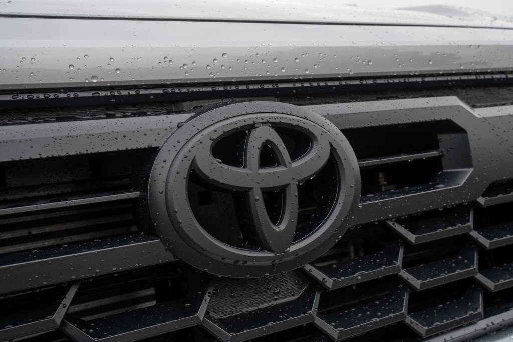 2025 Toyota Tacoma TRD Off-Road photo 2