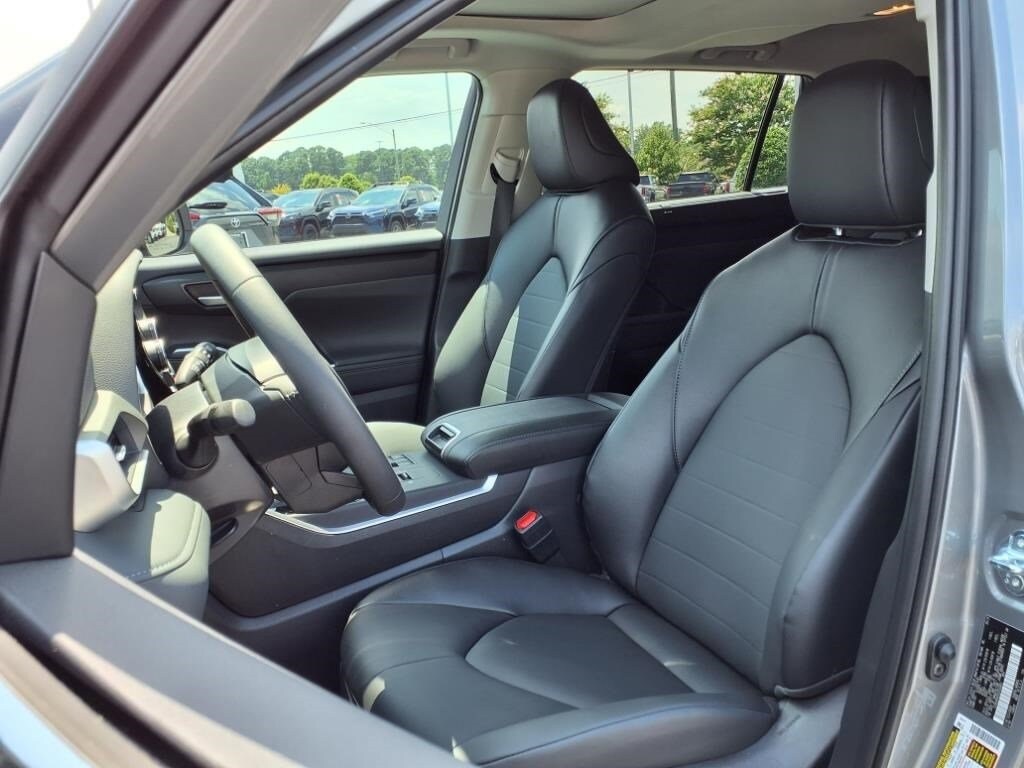 2025 Toyota Highlander XLE photo 3