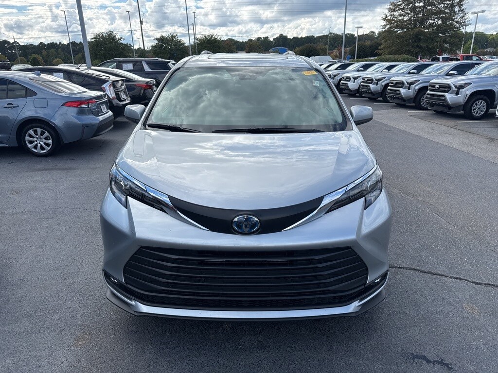 2025 Toyota Sienna XLE photo 2