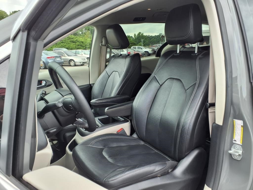 2022 Chrysler Pacifica Hybrid Touring L photo 3