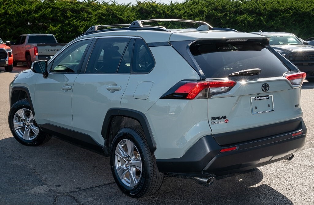 2022 Toyota RAV4 XLE photo 3