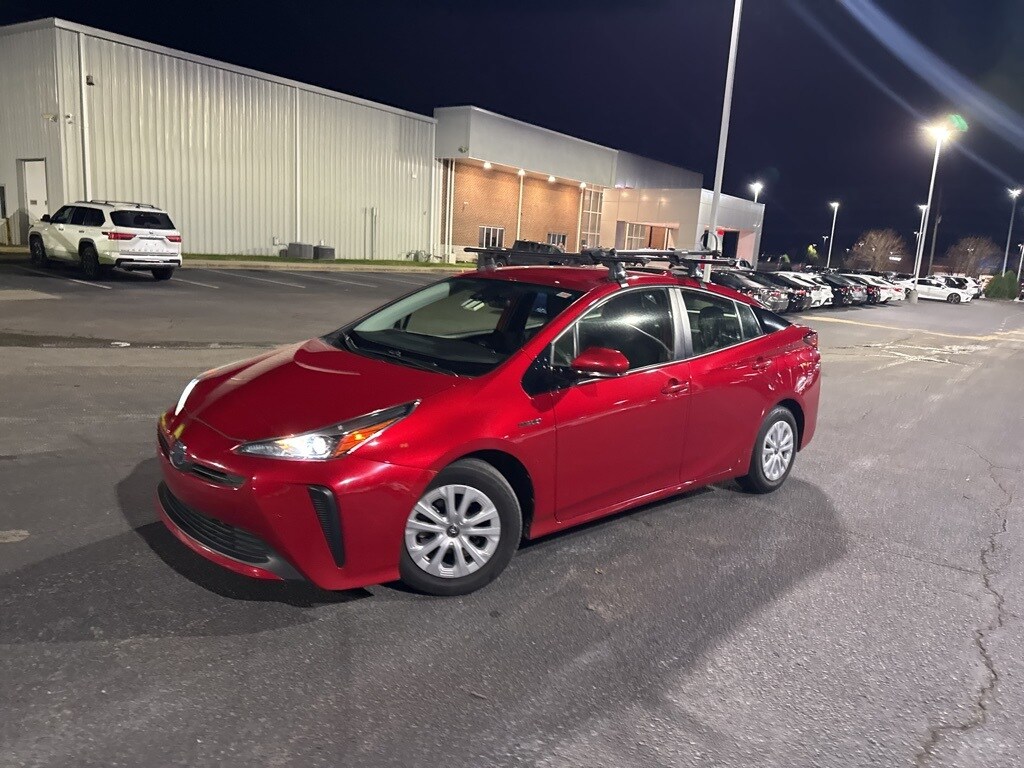 2020 Toyota Prius L photo 2