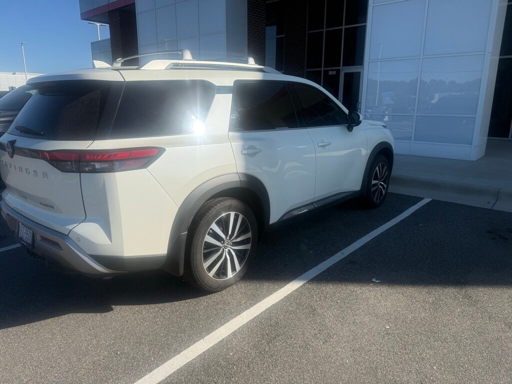 2024 Nissan Pathfinder Platinum photo 3