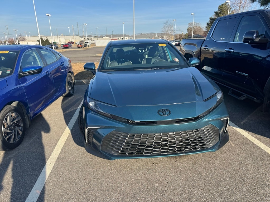 2025 Toyota Camry SE's photo
