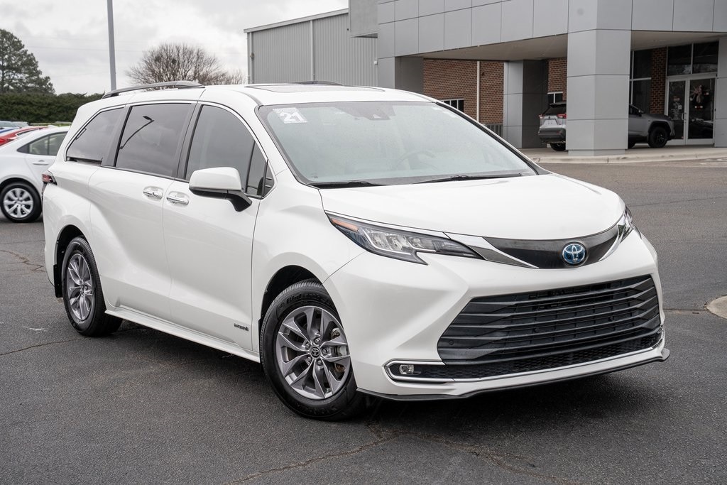 2021 Toyota Sienna XLE's photo