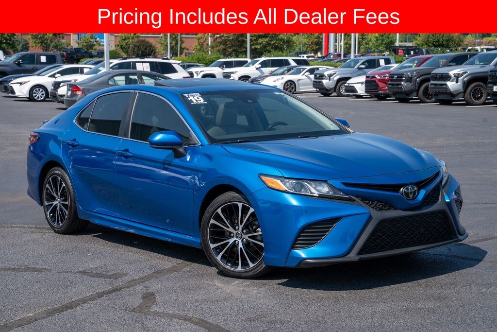 Used 2019 Toyota Camry SE Sedan
