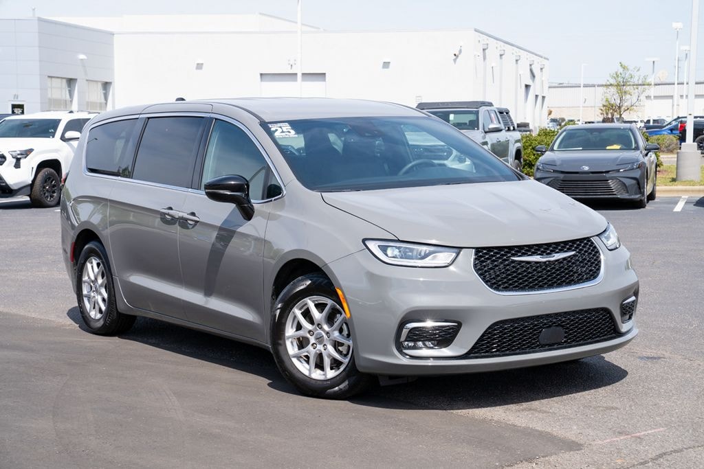 Used 2025 Chrysler Pacifica Select Van Passenger Van