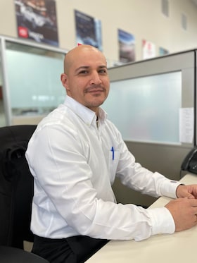 Staff member Alonso Evans from 0ad4bae33bdb