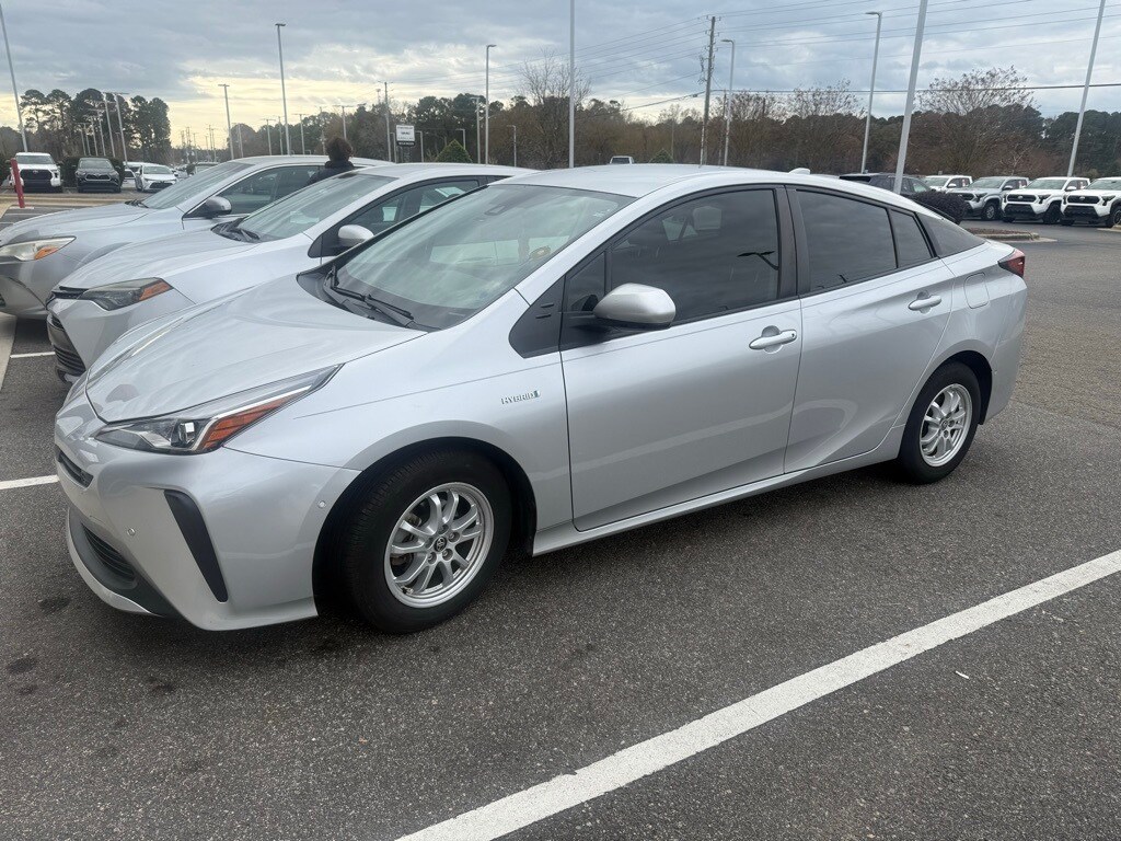 2022 Toyota Prius L photo 2