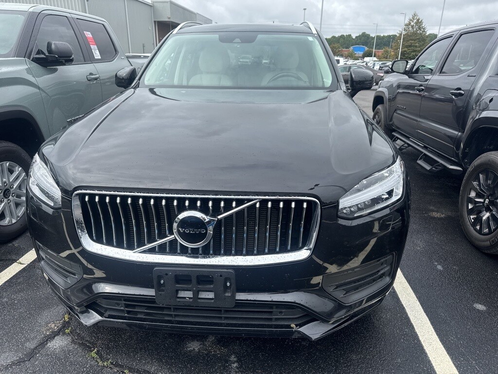 2022 Volvo XC90 T6 Momentum photo 2