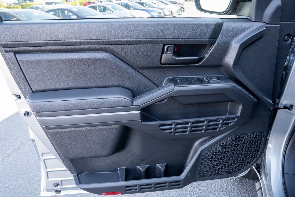 2025 Toyota Tacoma SR5 - Photo 11
