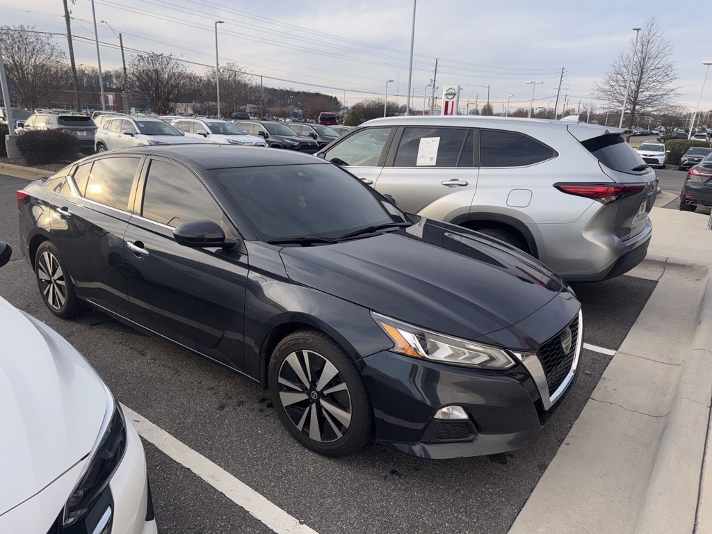 Used 2022 Nissan Altima 2.5 SV Sedan