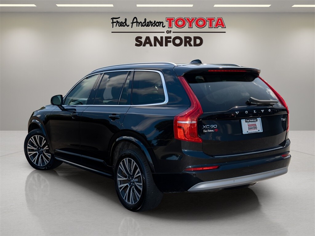 2022 Volvo XC90 T6 Momentum photo 4