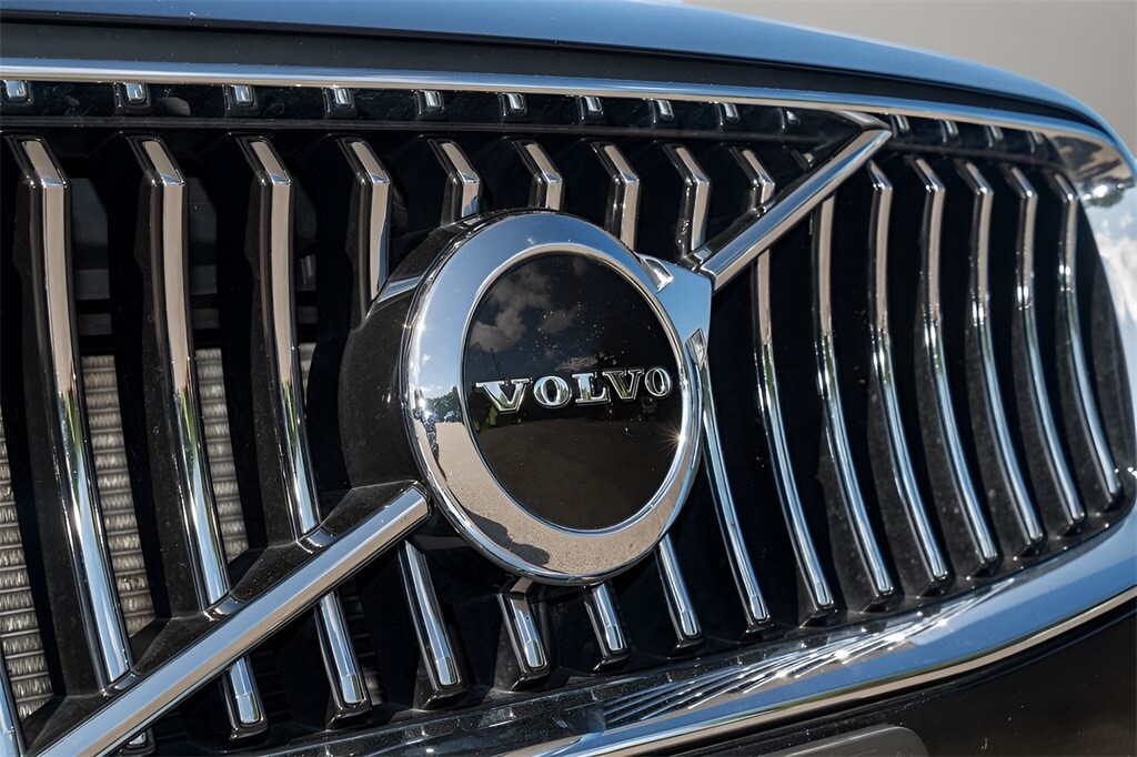2022 Volvo XC90 T6 Momentum photo 3