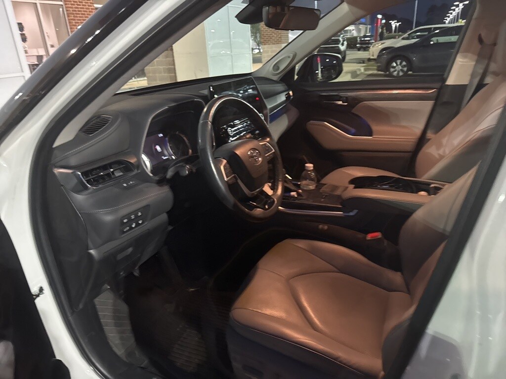 2022 Toyota Highlander Hybrid Limited photo 2