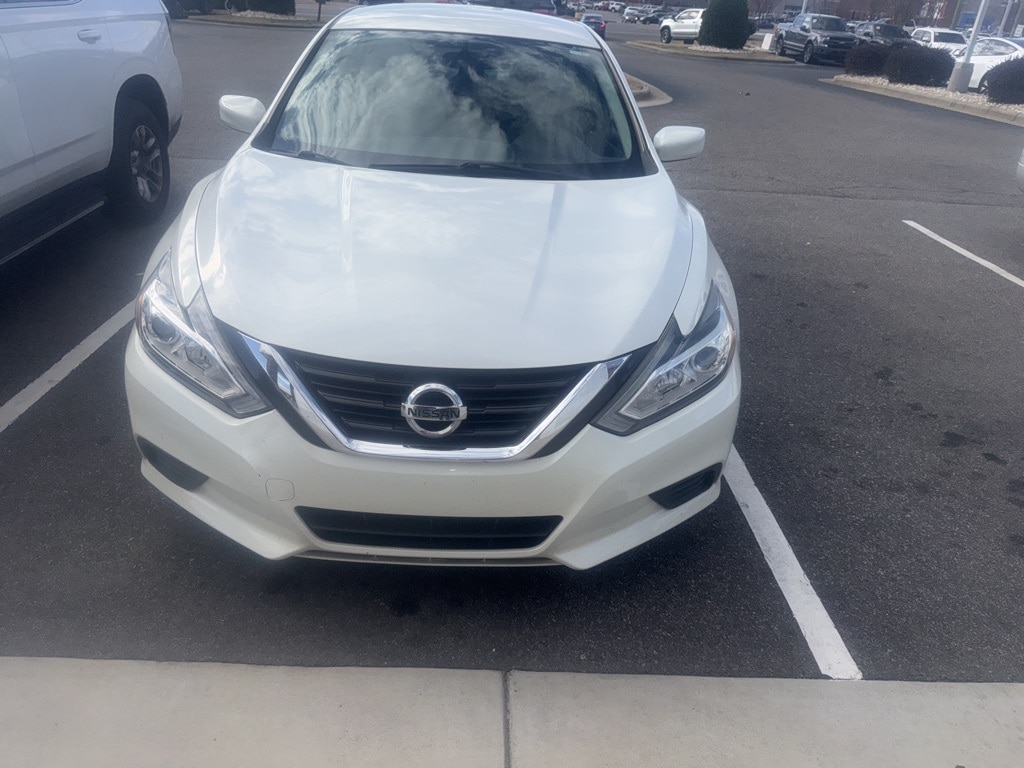 2016 Nissan Altima S's photo