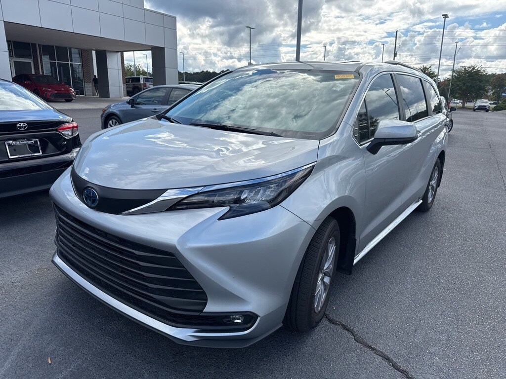 2025 Toyota Sienna XLE photo 3