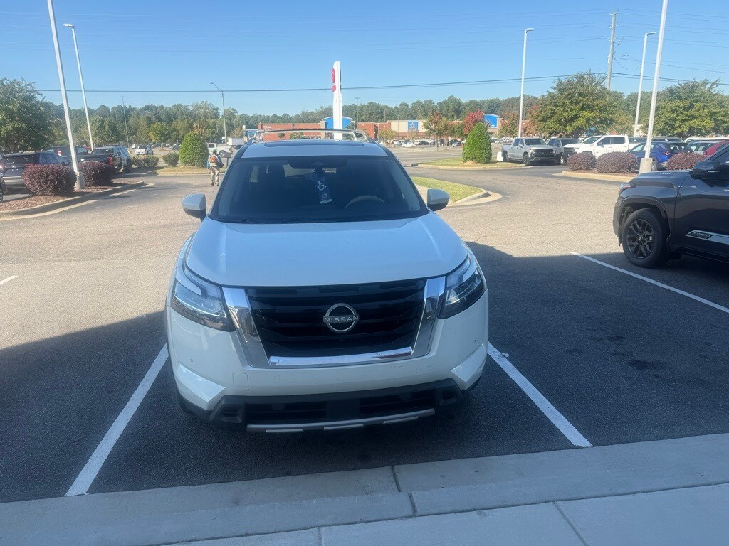 2024 Nissan Pathfinder Platinum photo 2