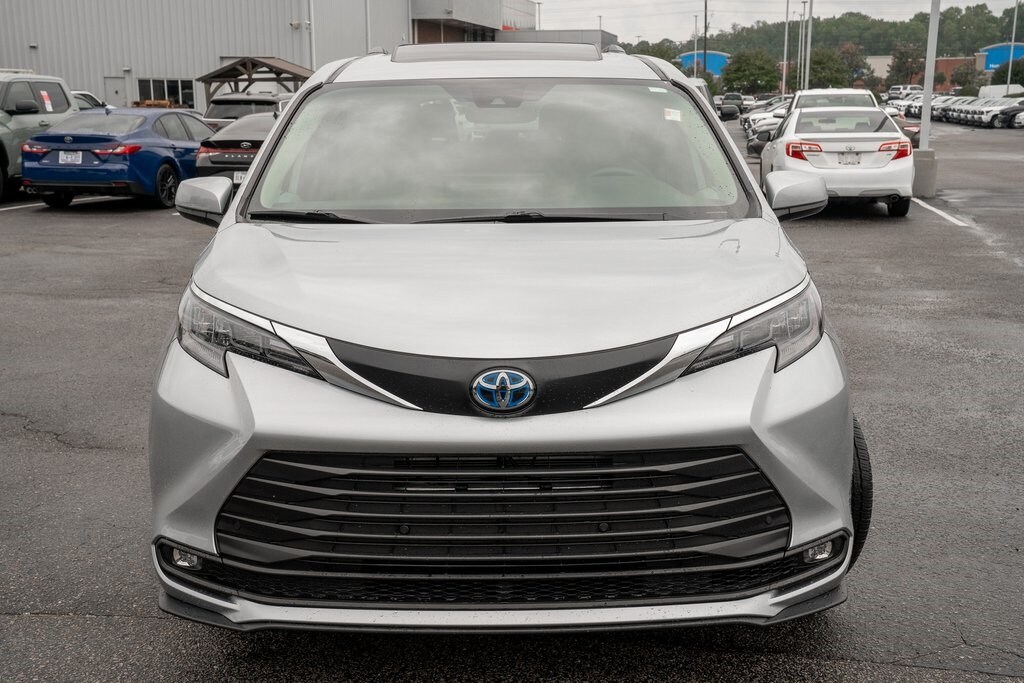 2025 Toyota Sienna XLE photo 2