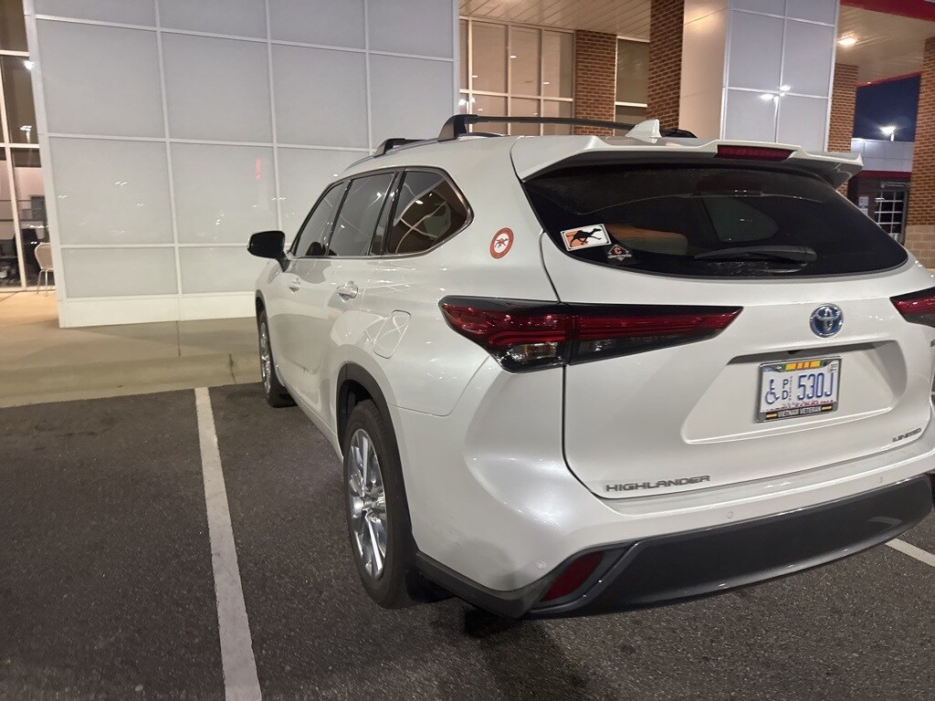 2022 Toyota Highlander Hybrid Limited photo 3