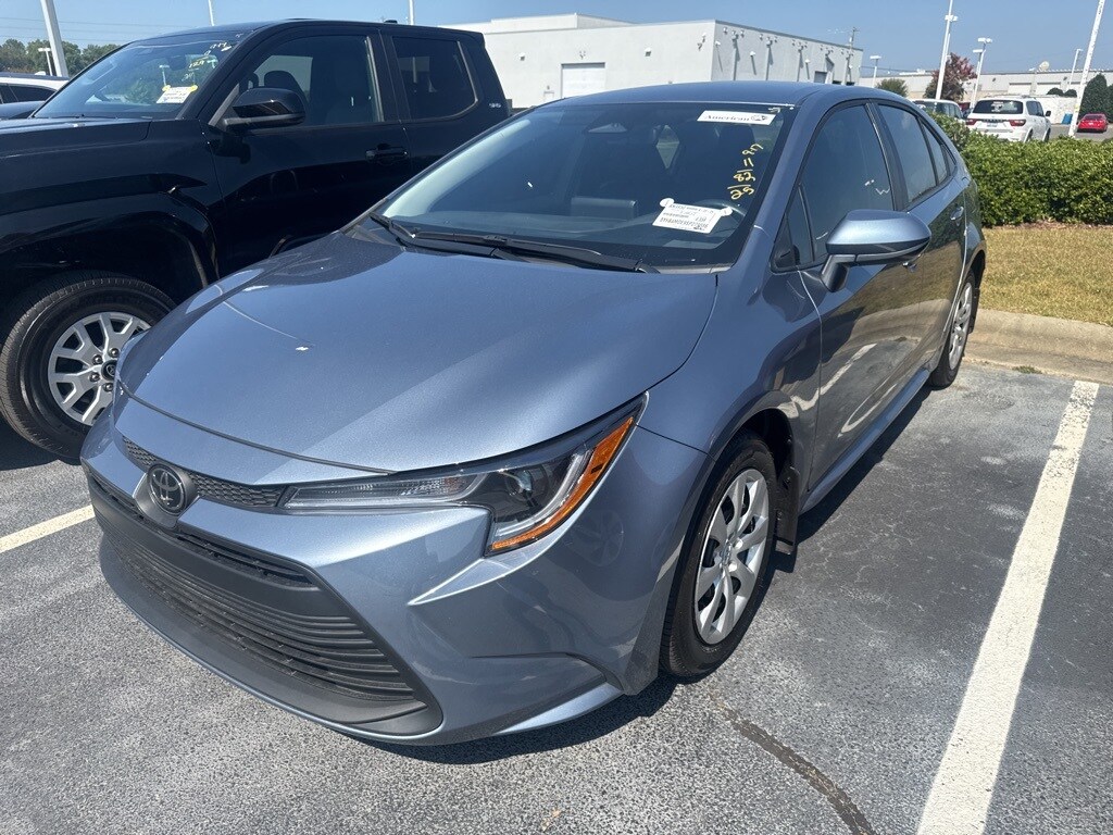 2025 Toyota Corolla LE photo 3