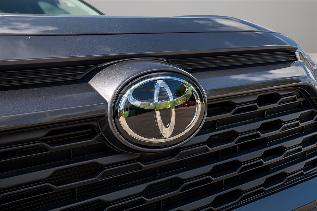 2024 Toyota RAV4 XLE photo 3