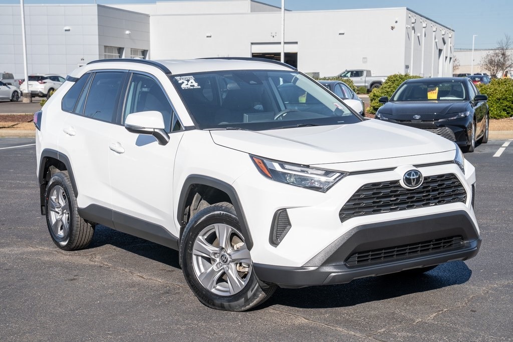 2024 Toyota RAV4 XLE's photo
