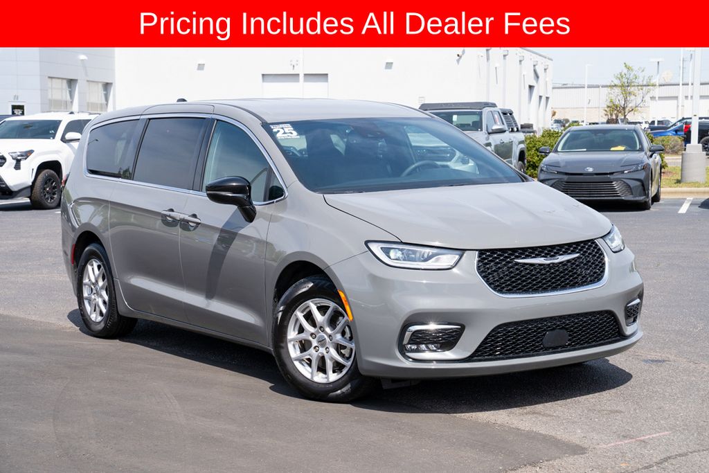 2025 Chrysler Pacifica Select's photo